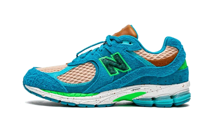 New Balance 2002R Salehe Bembury Water Be The Guide niebieski-zielony - widok główny z boku | Saturaise.com