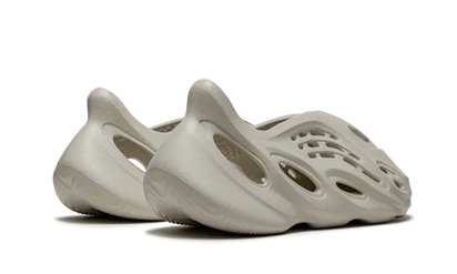 Buty Adidas Yeezy Foam RNNR Sand - widok z przodu - Rozmiary EU