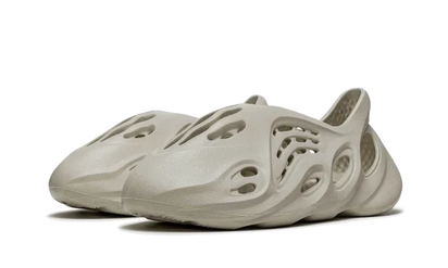 Kup oryginalne Yeezy Foam RNNR Sand - widok z drugiego boku - Sneakersy