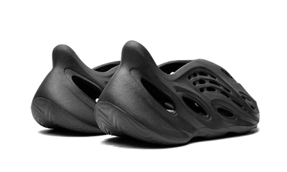 Buty Yeezy Yeezy Foam RNNR Onyx - widok z przodu - Rozmiary EU