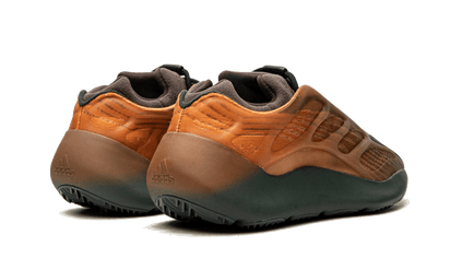 Buty Adidas Yeezy 700 V3 Copper Fade - widok z przodu - Rozmiary EU