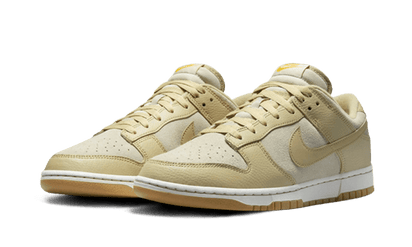 Kup oryginalne Dunk Low Khaki Suede Gum DZ4513-200 - widok z drugiego boku - Sneakersy