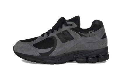 New Balance 2002R Gore-Tex Charcoal JJJJOUND - widok główny z boku | Saturaise.com