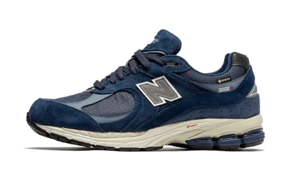 New Balance 2002R Gore-Tex Navy Arctic Grey granatowy-szary - widok główny z boku | Saturaise.com