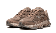 Kup oryginalne New Balance 9060 Mushroom Brown - widok z drugiego boku - Sneakersy