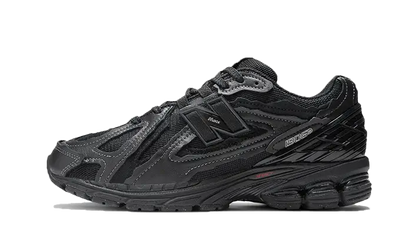 New Balance 1906D Protection Pack Black Leather czarny-srebrny - widok główny z boku | Saturaise.com