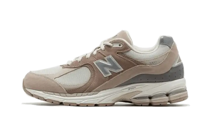 New Balance 2002R Driftwood Sandstone brązowy-beżowy - widok główny z boku | Saturaise.com