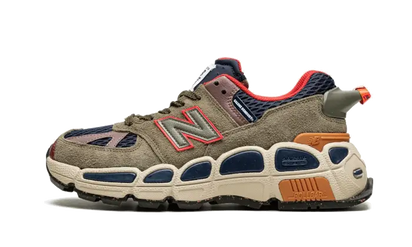 New Balance 574 Salehe Bembury Yurt Team Forest Green zielony-brązowy - widok główny z boku | Saturaise.com