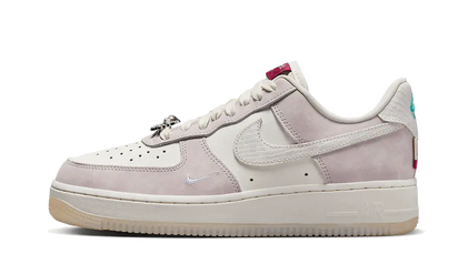 Nike Air Force 1 Low Year of the Dragon (2024) biały-fioletowy - widok główny z boku | Saturaise.com