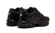 Buty Nike Air Max Plus Triple Black - widok z przodu - Rozmiary EU