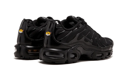 Buty Nike Air Max Plus Triple Black - widok z przodu - Rozmiary EU