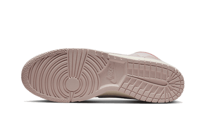 Buty Nike Dunk High 1985 Barely Rose Denim - widok z przodu - Rozmiary EU