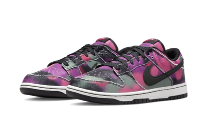 Kup oryginalne Dunk Low Graffiti Pink DM0108-002 - widok z drugiego boku - Sneakersy