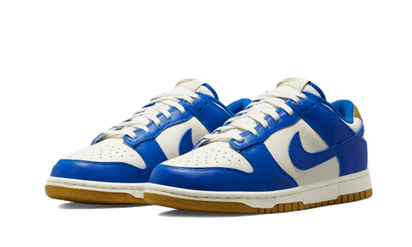Kup oryginalne Dunk Low Kansas City Royals FB7173-141 - widok z drugiego boku - Sneakersy