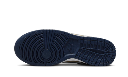 100% Oryginalne Dunk Low Next Nature Midnight Navy Gold - widok z tyłu - 699.00 PLN