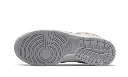 Buty Nike Dunk Low Next Nature White Light Orewood Brown - widok z przodu - Rozmiary EU