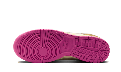 Buty Nike Dunk Low SE Bronzine Pink - widok z przodu - Rozmiary EU