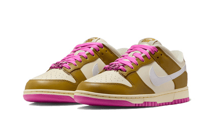 Kup oryginalne Dunk Low SE Bronzine Pink FD8683-700 - widok z drugiego boku - Sneakersy
