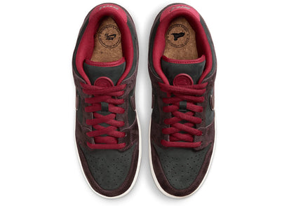 Buty Yeezy Riot Skateshop x Nike SB Dunk Low "Mahogany" - widok z przodu - Rozmiary EU