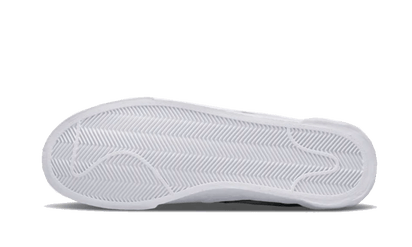 Buty Nike Blazer Low Sacai White Patent - widok z przodu - Rozmiary EU