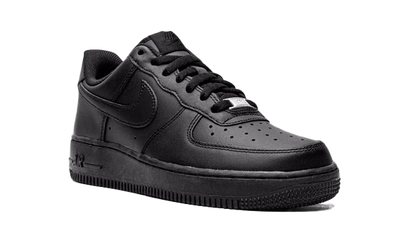 Buty Nike Air Force 1 Low '07 Triple Black - widok z przodu - Rozmiary EU