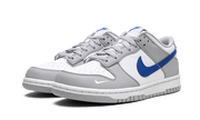 Kup oryginalne Dunk Low Mini Swoosh Wolf Grey Game Royal FN3878-001 - widok z drugiego boku - Sneakersy