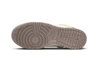 Buty Nike Dunk Low SE Sun Club - widok z przodu - Rozmiary EU