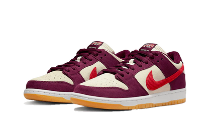 Kup oryginalne SB Dunk Low Skate Like A Girl Bordeaux - widok z drugiego boku - Sneakersy