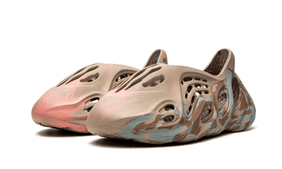 Kup oryginalne Yeezy Foam RNNR MX Sand Grey - widok z drugiego boku - Sneakersy