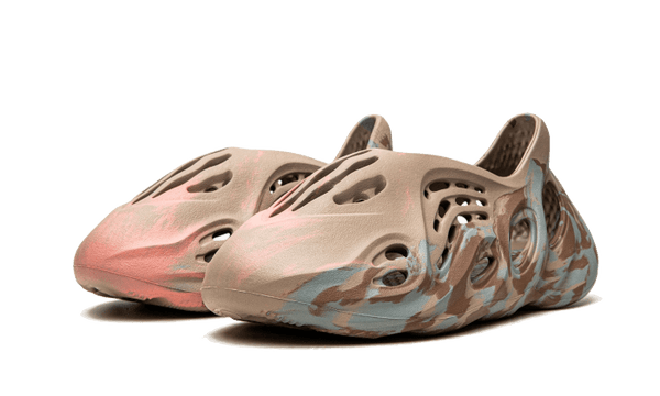 Yeezy Foam RNNR MX Sand Grey - Kup oryginalne Yeezy Foam RNNR MX Sand Grey - widok z drugiego boku - Sneakersy