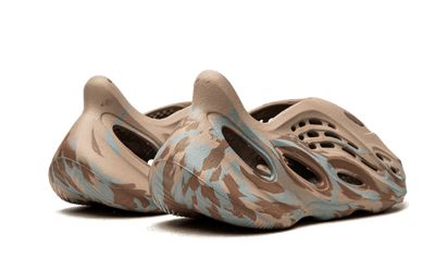 Buty Yeezy Yeezy Foam RNNR MX Sand Grey - widok z przodu - Rozmiary EU