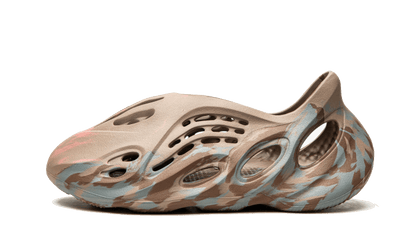 Yeezy Yeezy Foam RNNR MX Sand Grey szary - widok główny z boku | Saturaise.com