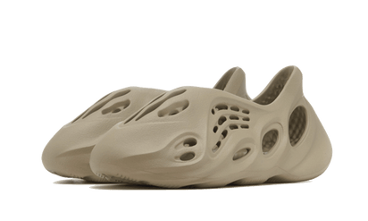 Kup oryginalne Yeezy Foam RNNR Stone Salt - widok z drugiego boku - Sneakersy