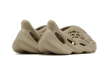 Buty Yeezy Yeezy Foam RNNR Stone Salt - widok z przodu - Rozmiary EU