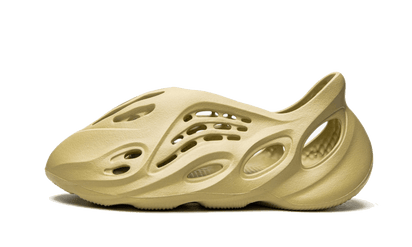 Yeezy Yeezy Foam RNNR Sulfur żółty - widok główny z boku | Saturaise.com
