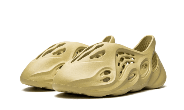 Yeezy Foam RNNR Sulfur - Kup oryginalne Yeezy Foam RNNR Sulfur GV6775 - widok z drugiego boku - Sneakersy