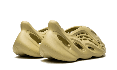 Buty Yeezy Yeezy Foam RNNR Sulfur - widok z przodu - Rozmiary EU