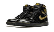 Kup oryginalne Air Jordan 1 High Black Metallic Gold 555088-032 - widok z drugiego boku - Sneakersy