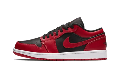 Air Jordan Air Jordan 1 Low Reverse Bred Pebbled Swoosh czarno-czerwony - widok główny z boku | Saturaise.com