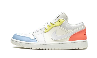 Air Jordan Air Jordan 1 Low To My First Coach biały-beżowy - widok główny z boku | Saturaise.com