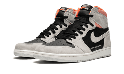 Kup oryginalne Air Jordan 1 Retro High Neutral Grey Hyper Crimson 555088-018 - widok z drugiego boku - Sneakersy