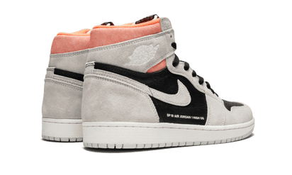 Buty Air Jordan Air Jordan 1 Retro High Neutral Grey Hyper Crimson - widok z przodu - Rozmiary EU