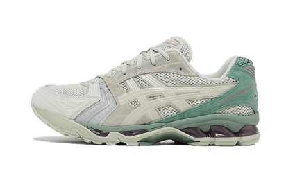 Asics Gel-Kayano 14 Light Sage czerwony - widok główny z boku | Saturaise.com