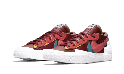 Nike Blazer Low Sacai Kaws Team Red - widok z drugiego boku - Limitowana edycja