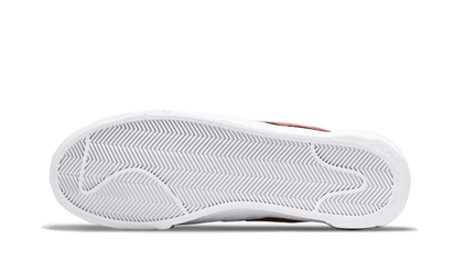 Blazer Low Sacai Kaws Team Red - widok z przodu - Art Toys | Saturaise