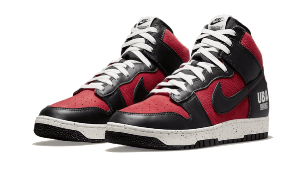 Dunk High 1985 Undercover Gym Red - Kup oryginalne Dunk High 1985 Undercover Gym Red - widok z drugiego boku - Sneakersy