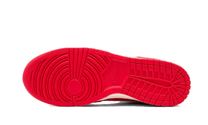 Buty Nike Dunk High First Use University Red - widok z przodu - Rozmiary EU