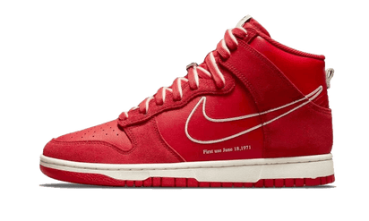 Nike Dunk High First Use University Red biały-czerwony - widok główny z boku | Saturaise.com