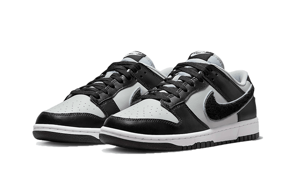 Dunk Low Chenille Swoosh Grey Black - Kup oryginalne Dunk Low Chenille Swoosh Grey Black DQ7683-001 - widok z drugiego boku - Sneakersy