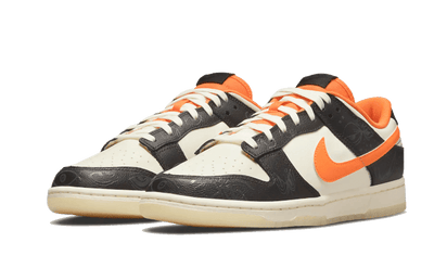Kup oryginalne Dunk Low PRM Halloween (2021) DD3357-100 - widok z drugiego boku - Sneakersy